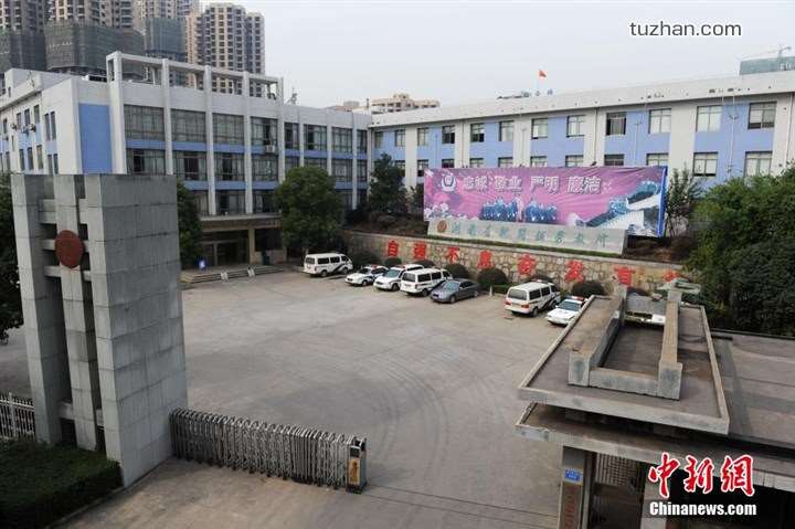 長(zhǎng)沙市坪塘勞動(dòng)教養(yǎng)管理所采購(gòu)我公司定制生產(chǎn)的11KW二用一備自來(lái)水加壓泵站一套，本設(shè)備供水范圍為5公里，供水人數(shù)為3600人，目前本自來(lái)水加壓泵站運(yùn)行平穩(wěn)，高效節(jié)能，受到了管理所的一致好評(píng)！